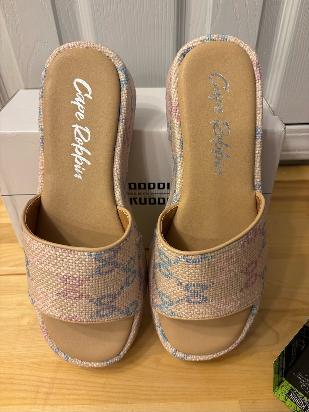 Cape Robbin Beige Slide Sandals with Pink and Blue Accents NWT SIZE 9 - Picture 4 of 6